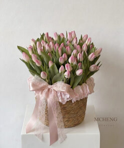 Mẫu Giỏ Cói Hoa Tulip Hồng thiết kế phong cách coquette ngọt ngào tại shop hoa tươi Mcheng Florist