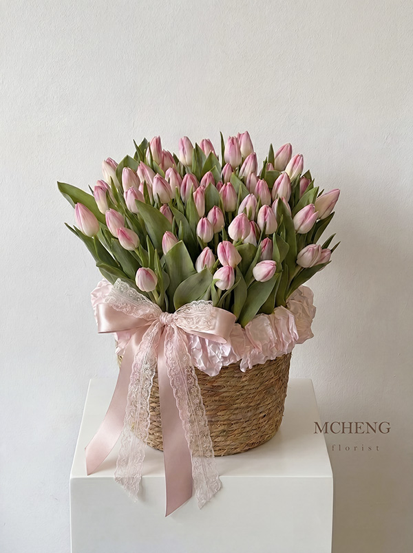 Gio Coi Hoa Tulip Hong Mcheng Florist Long Khanh Mẫu Giỏ Cói Hoa Tulip Hồng thiết kế phong cách coquette ngọt ngào tại shop hoa tươi Mcheng Florist
