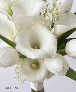 Cận cảnh vẻ đẹp trong trẻo của hoa Calla Lily và Tulip trong mẫu Hoa Cưới Calla Lily Phối Tulip