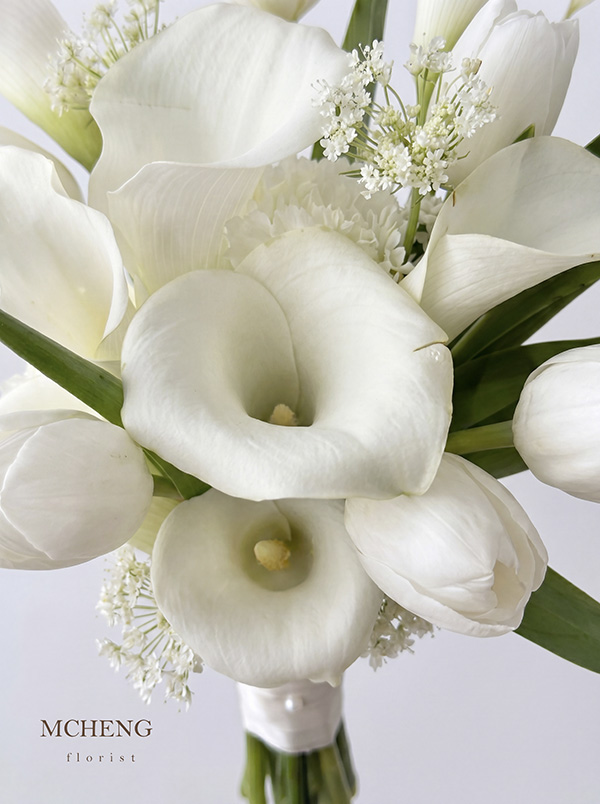 Chi Tiet Hoa Cuoi Calla Lily Phoi Tulip Mcheng Florist Cận cảnh vẻ đẹp trong trẻo của hoa Calla Lily và Tulip trong mẫu Hoa Cưới Calla Lily Phối Tulip