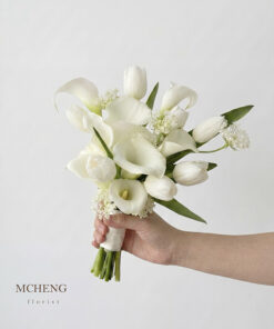 Hình ảnh thực tế cô dâu thanh lịch cầm bó Hoa Cưới Calla Lily Phối Tulip trong ngày cưới