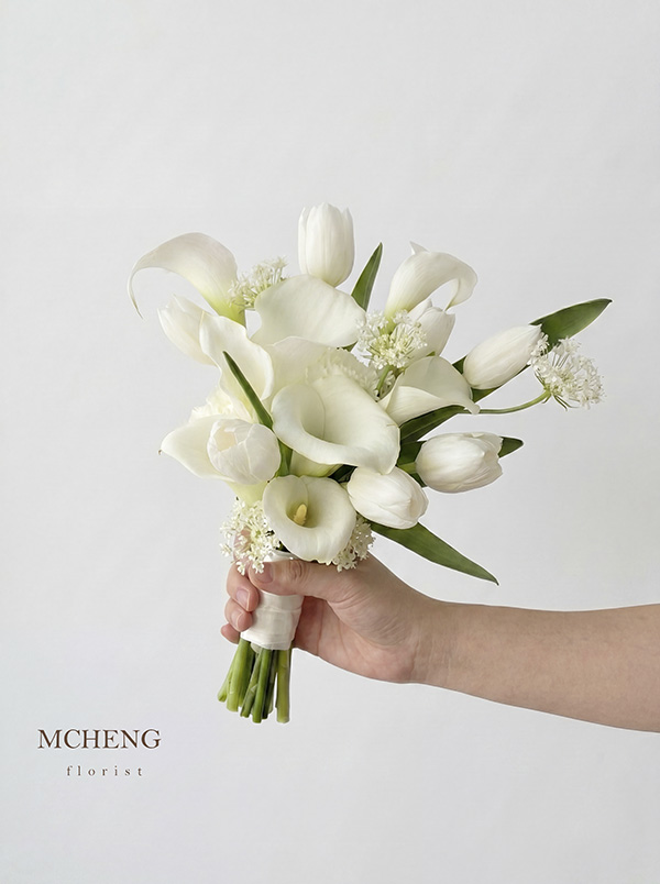 Thuc Te Co Dau Cam Hoa Cuoi Calla Lily Phoi Tulip Mcheng Hình ảnh thực tế cô dâu thanh lịch cầm bó Hoa Cưới Calla Lily Phối Tulip trong ngày cưới