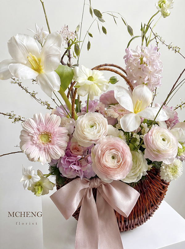 Cận Cảnh Mao Lương Phối Dạ Lan Hương Tuyệt Tác - Mcheng Florist Cận cảnh sắc cam đào ngọt ngào của hoa Mao Lương và Dạ Lan Hương trong Giỏ Hoa Mao Lương Phối Dạ Lan Hương