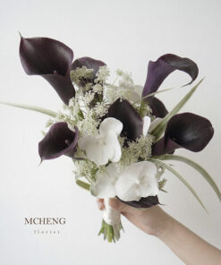 Hình ảnh thực tế cô dâu thanh lịch cầm bó Hoa Cưới Calla Đen Mix Lan Hồ Điệp trong ngày cưới