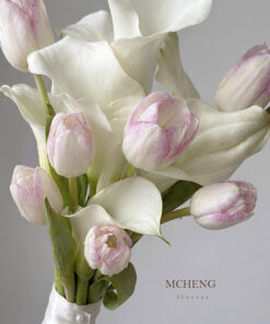 Cận cảnh sắc hồng pastel ngọt ngào của hoa tulip trong Hoa Cưới Tulip Hồng Mix Calla