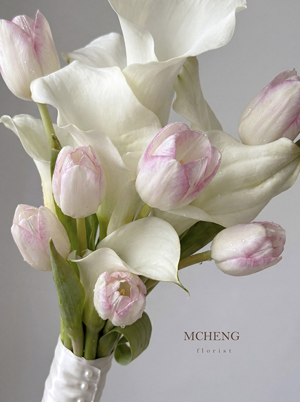 Chi Tiet Hoa Cuoi Tulip Hong Mix Calla Mcheng Florist Cận cảnh sắc hồng pastel ngọt ngào của hoa tulip trong Hoa Cưới Tulip Hồng Mix Calla