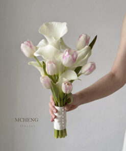 Hình ảnh thực tế cô dâu thanh lịch cầm bó Hoa Cưới Tulip Hồng Mix Calla trong ngày cưới
