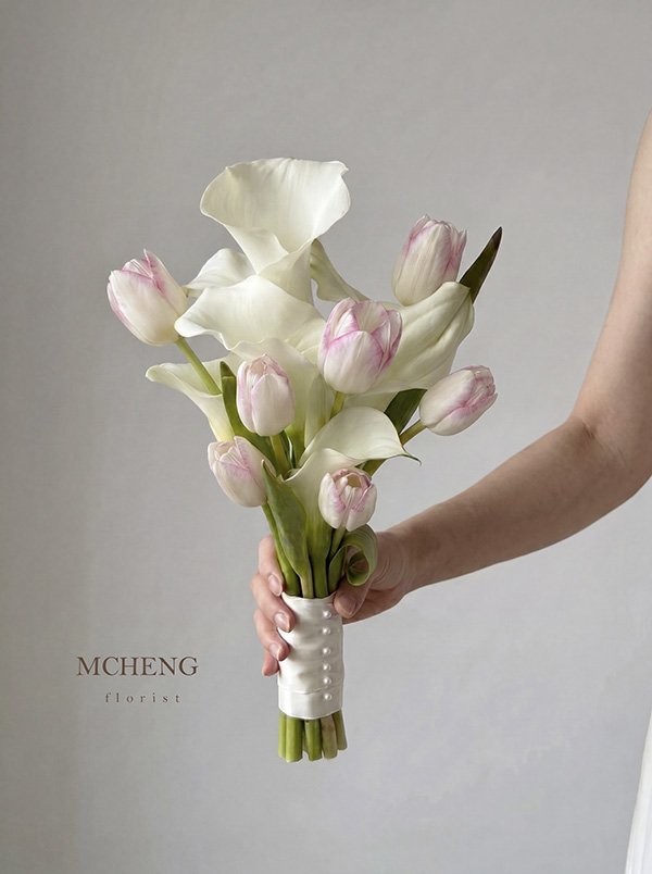 Thuc Te Co Dau Cam Hoa Cuoi Tulip Hong Mix Calla Mcheng Hình ảnh thực tế cô dâu thanh lịch cầm bó Hoa Cưới Tulip Hồng Mix Calla trong ngày cưới