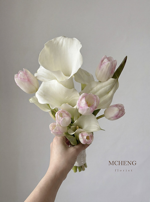 Hoa Cuoi Tulip Hong Mix Calla Mcheng Florist Long Khanh Mẫu Hoa Cưới Tulip Hồng Mix Calla thiết kế nhẹ nhàng tinh tế tại Mcheng Florist Long Khánh