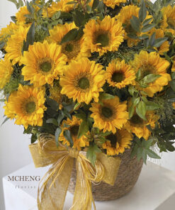 Cận cảnh sắc vàng rực rỡ của những đóa hoa hướng dương trong Giỏ Hoa Hướng Dương Rạng Rỡ