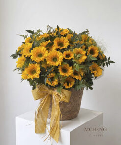 Mẫu Giỏ Hoa Hướng Dương Rạng Rỡ thiết kế giỏ mây mộc mạc tại shop hoa tươi Mcheng Florist