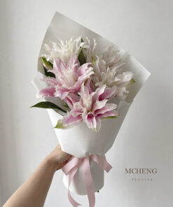 Mẫu Bó Hoa Ly Kép Hồng Pastel thiết kế tinh khôi lãng mạn tại Mcheng Florist
