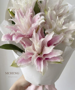 Cận cảnh sắc hồng pastel ngọt ngào của hoa Ly kép trong Bó Hoa Ly Kép Hồng Pastel