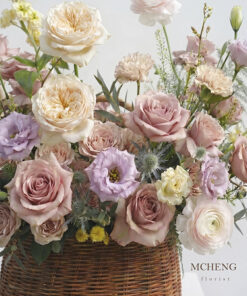 Cận cảnh sắc tím xanh của cẩm tú cầu và hoa hồng pastel trong Giỏ Hoa Hồng Pastel Phối Cát Tường