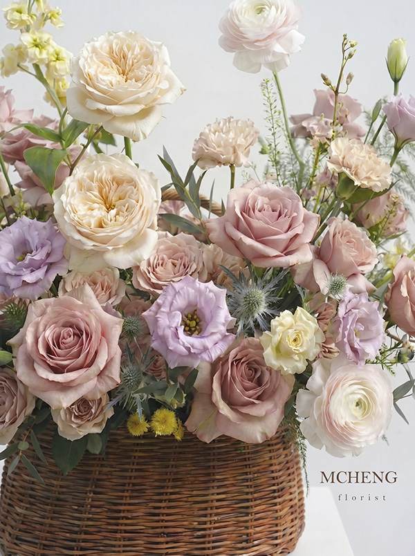 Chi Tiet Hoa Hong Pastel va Cat Tuong Phoi Trắng Mcheng Florist Cận cảnh sắc tím xanh của cẩm tú cầu và hoa hồng pastel trong Giỏ Hoa Hồng Pastel Phối Cát Tường