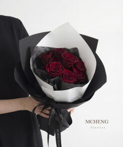 Mẫu Bó Hoa Hồng Ecuador Đỏ Sắc Huyền Bí thiết kế giấy gói đen trắng sang trọng tại Mcheng Florist