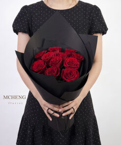 Mẫu Bó Hoa Hồng Đỏ Phối Giấy Đen thiết kế sang trọng tại Mcheng Florist
