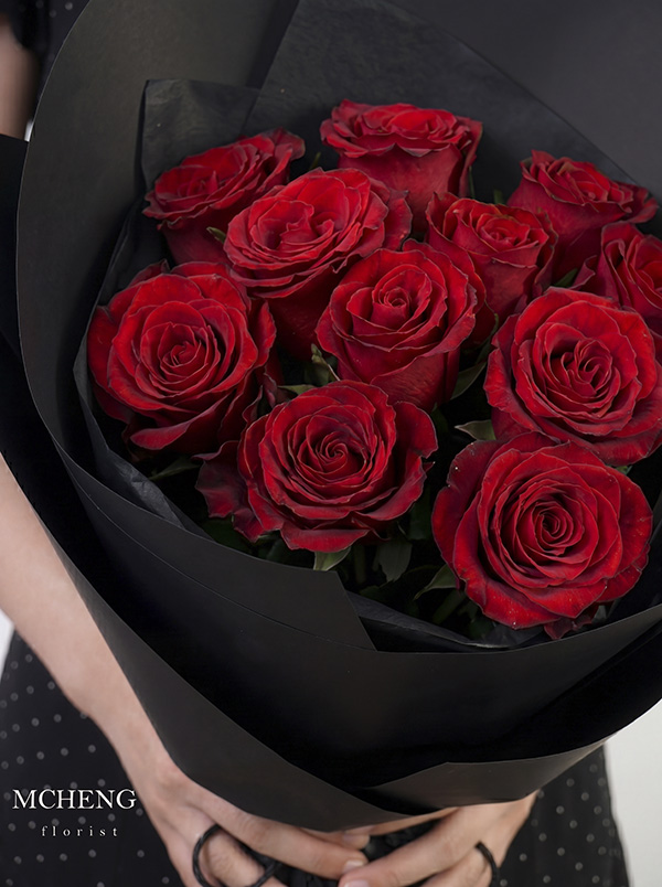 Chi Tiet Can Canh Hoa Hong Ecuador Do Mcheng Florist Cận cảnh vẻ đẹp kiêu sa của những đóa Hoa hồng Ecuador đỏ nhung trong Bó Hoa Hồng Đỏ Phối Giấy Đen