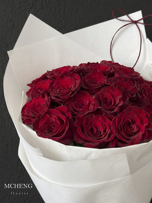 Chi Tiet Can Canh Hoa Hong Ecuador Do Mcheng Florist Cận cảnh sắc đỏ nhung rực rỡ của những đóa Hoa Hồng Ecuador trong Bó Hoa Hồng Ecuador Đỏ