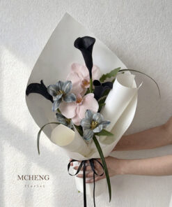 Mẫu Bó Hoa Rum Đen Phối Lan Hồ Điệp thiết kế nghệ thuật cá tính tại Mcheng Florist