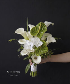Mẫu Hoa Cưới Cầm Tay Calla Lily Trắng Phối Hồng Môn thiết kế dáng thác rủ sang trọng tại Mcheng Florist Long Khánh