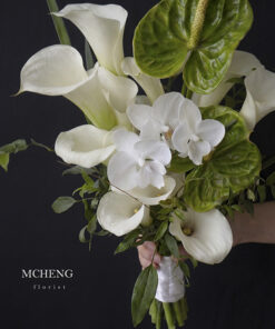 Hình ảnh thực tế cô dâu thanh lịch cầm bó Hoa Cưới Cầm Tay Calla Lily Trắng Phối Hồng Môn trong ngày cưới