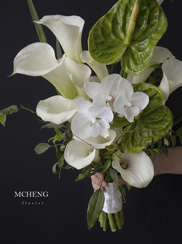 Thuc Te Co Dau Cam Hoa Cuoi Calla Lily Trang Phoi Hong Mon Hình ảnh thực tế cô dâu thanh lịch cầm bó Hoa Cưới Cầm Tay Calla Lily Trắng Phối Hồng Môn trong ngày cưới