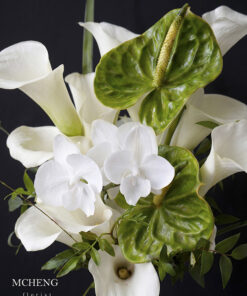 Cận cảnh vẻ đẹp trong trẻo của hoa Calla Lily trắng phối Hồng Môn trong mẫu Hoa Cưới Cầm Tay Calla Lily Trắng Phối Hồng Môn
