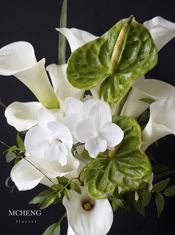 Chi Tiet Hoa Cuoi Calla Lily Trang Phoi Hong Mon Cận cảnh vẻ đẹp trong trẻo của hoa Calla Lily trắng phối Hồng Môn trong mẫu Hoa Cưới Cầm Tay Calla Lily Trắng Phối Hồng Môn