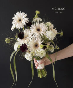 Mẫu Hoa Cưới Đồng Tiền Trắng Phối Tím thiết kế cổ điển độc bản tại Mcheng Florist Long Khánh