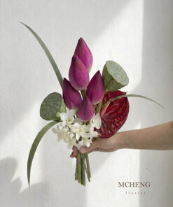 Mẫu Hoa Cưới Cầm Tay Sen Hồng Phối Hồng Môn thiết kế nghệ thuật tại Mcheng Florist Long Khánh