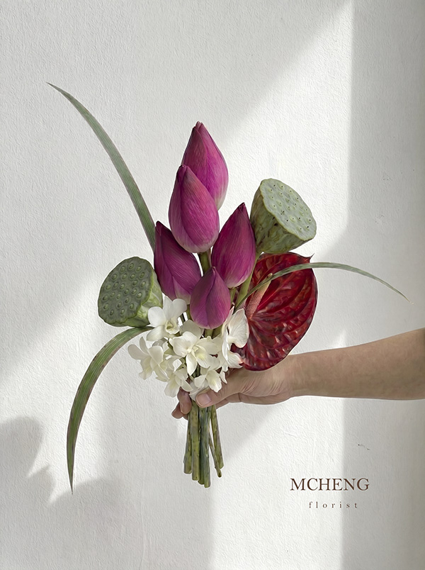 Hoa Cưới Sen Hồng Phối Hồng Môn Đương Đại - Mcheng Florist Bó hoa cưới cầm tay Sen hồng phối Hồng Môn mang cốt cách Á Đông và nhịp điệu đương đại thiết kế tại Mcheng Florist Long Khánh Đồng Nai