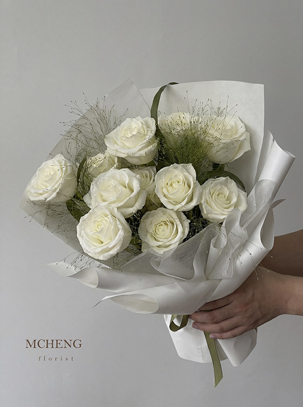 Hinh Anh Thuc Te Bo Hoa Hong Ecuador Trang Mcheng Hình ảnh thực tế mẫu Bó Hoa Hồng Ecuador Trắng sang trọng trên tay khách hàng tại Long Khánh