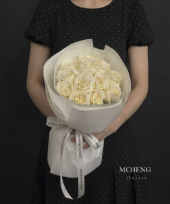 Mẫu Bó Hoa Hồng Ecuador Ngọc Trai Trắng thiết kế đài các sang trọng tại Mcheng Florist Long Khánh