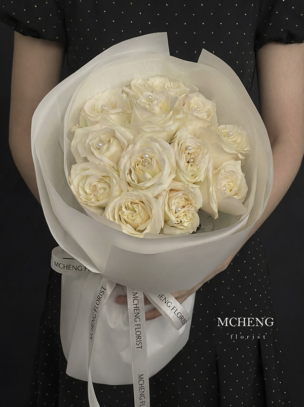 Thực Tế Hoa Bó Hồng Ecuador Ngọc Trai Độc Tôn - Mcheng Florist Hình ảnh thực tế mẫu Bó Hoa Hồng Ecuador Ngọc Trai Trắng tinh khôi trên tay khách hàng tại Long Khánh