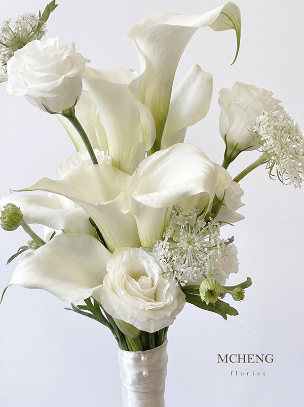 Chi Tiet Hoa Cuoi Rum Trang Nhe Nhang Mcheng Florist Cận cảnh sắc trắng tinh khôi của hoa Rum và cát tường trong mẫu Hoa Cưới Rum Trắng