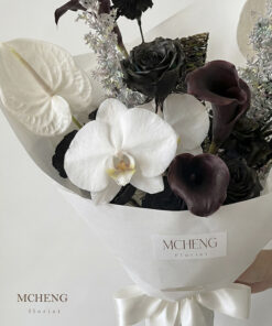 Cận cảnh vẻ đẹp tương phản của mẫu Hoa Bó Hồng Môn Trắng & Calla Lily Đen nhập khẩu