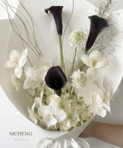 Cận cảnh vẻ đẹp tương phản của mẫu Hoa Bó Cẩm Tú Cầu Trắng & Calla Lily Đen nhập khẩu