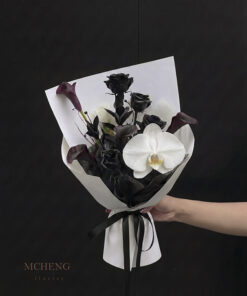 Mẫu Hoa Bó Hồng Đen & Calla Lily Mix Lan Hồ Điệp thiết kế nghệ thuật tại shop hoa tươi Long Khánh Đồng Nai