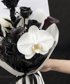 Cận cảnh vẻ đẹp bí ẩn của mẫu Hoa Bó Hồng Đen & Calla Lily Mix Lan Hồ Điệp nhập khẩu