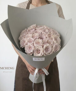 Mẫu Hoa Bó Hồng Manta Tím Khói mang vẻ đẹp thanh lịch tại Mcheng Florist