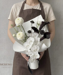 Mẫu Hoa Bó Calla Lily Đen & Lan Hồ Điệp Mix Mao Lương Trắng thiết kế tối giản tại Mcheng Florist