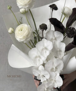 Cận cảnh hình khối nghệ thuật của mẫu Hoa Bó Calla Lily Đen & Lan Hồ Điệp Mix Mao Lương Trắng