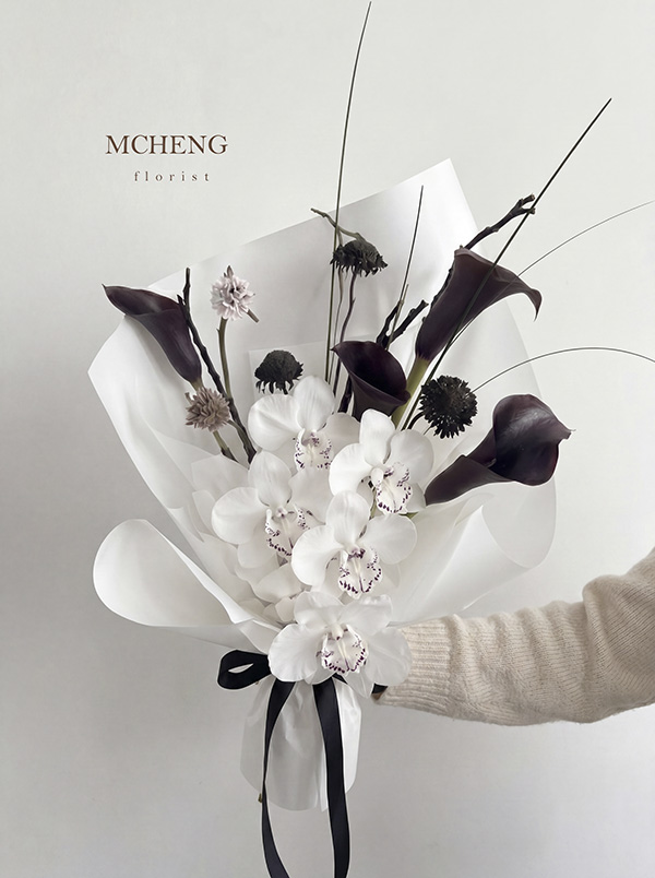 Mẫu Hoa Bó Lan Hồ Điệp Trắng Mix Calla Lily Đen thiết kế tối giản tại shop hoa tươi Long Khánh Đồng Nai