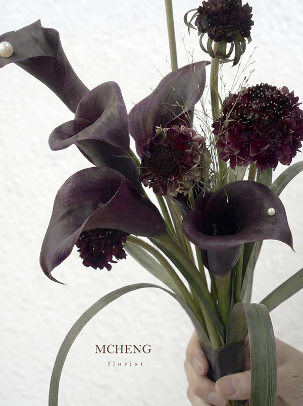 Chi Tiet Hoa Cuoi Cam Tay Calla Lily Den Dinh Ngoc Trai Mcheng Cận cảnh chi tiết đính ngọc trai trên cánh hoa của mẫu Hoa Cưới Cầm Tay Calla Lily Đen