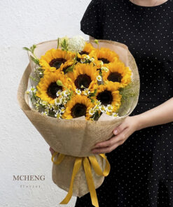 Mẫu Hoa Bó Tốt Nghiệp Hướng Dương và Cúc Họa Mi thiết kế rạng rỡ tại Mcheng Florist