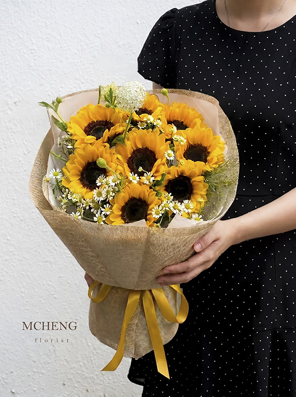 Hoa Bo Tot Nghiep Huong Duong Cuc Hoa Mi Mcheng Florist Long Khanh Mẫu Hoa Bó Tốt Nghiệp Hướng Dương và Cúc Họa Mi thiết kế rạng rỡ tại Mcheng Florist