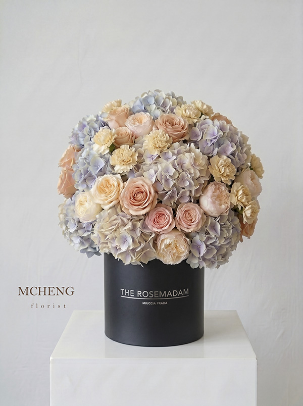 Mẫu Hộp Hoa Chúc Mừng Cẩm Tú Cầu Phối Hồng thiết kế quả cầu tròn bồng bềnh tại Mcheng Florist