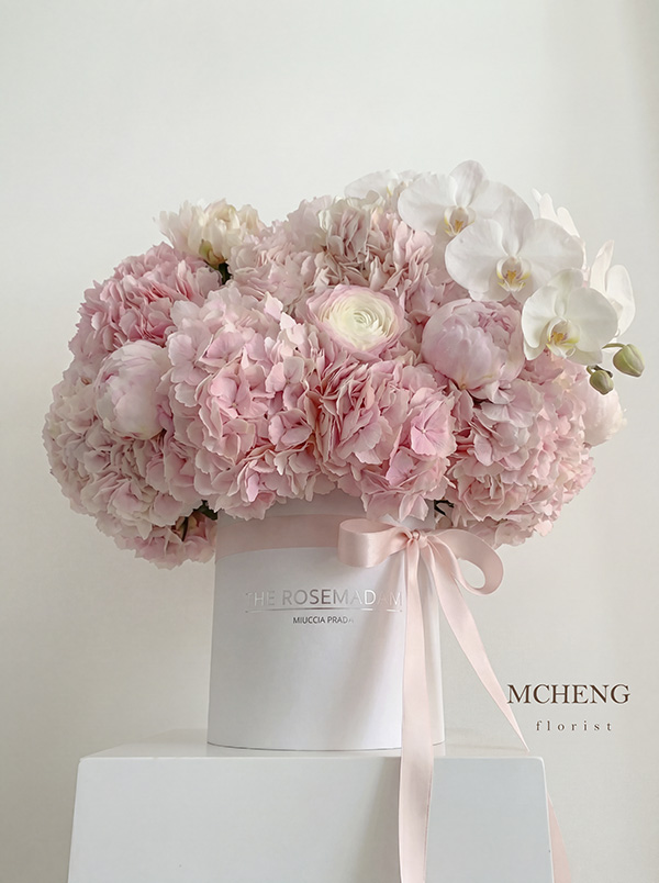 Hộp Hoa Chúc Mung Hồng Pastel Tinh Tế - Mcheng Florist Mẫu Hộp Hoa Chúc Mừng Tone Hồng Pastel thiết kế đài các tại Mcheng Florist