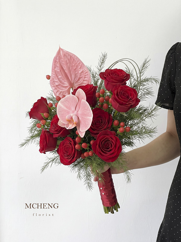 Hoa Cưới Hồng Đỏ Phối Lan Hồ Điệp Quyền Uy - Mcheng Florist Mẫu Hoa Cưới Cầm Tay Hồng Đỏ Phối Lan Hồ Điệp thiết kế lãng mạn tại Mcheng Florist